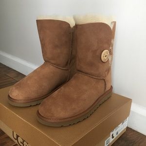 NWT Ugg Bailey Button Boot. Chestnut. Size 6
